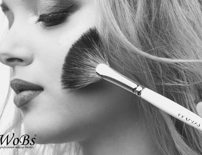 Как откорректировать ошибки в макияже с помощью веерной кисточки?