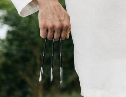 Как скрыть следы усталости на лице с помощью консилера и профессиональной кисточки?