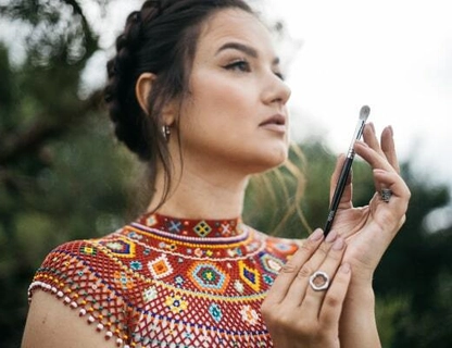 Преимущества кисточки для консилера в сравнении со спонжем. Советы от WoBs