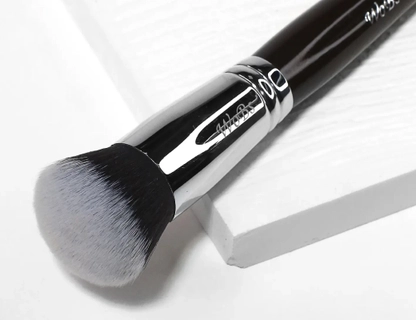 Які недоліки нанесення тону пальцями і як їх уникнути, використовуючи пензлик для тонального крему?