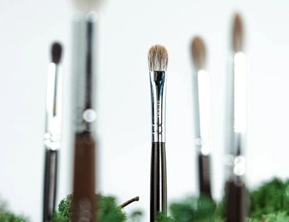 Короткий гайд от WoBs как с помощью кисточки для тонких линий создать идеальные стрелки по форме глаз