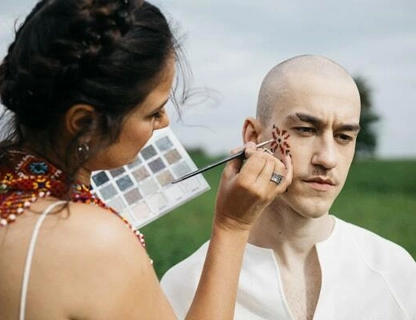 Как пользоваться палеткой цветных консилеров и какой профессиональной кисточкой их наносить?