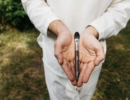 Обзор на наиболее распространенные кисточки для макияжа и их материалы:  обрати?