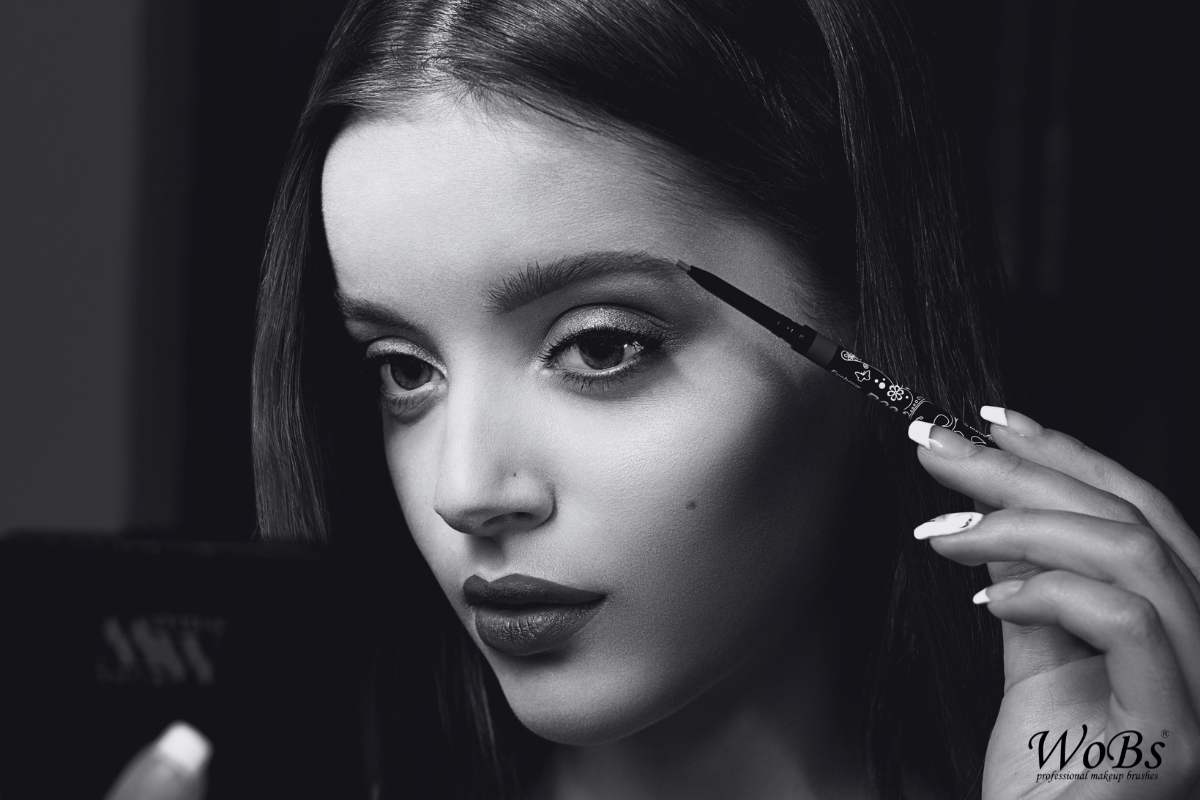 кисть для макіяжу брів